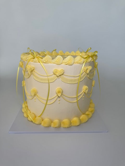 Classic Round Vintage Piped Cakes